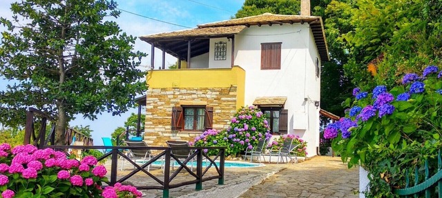 Traditional Villa with Private Pool in Pelion