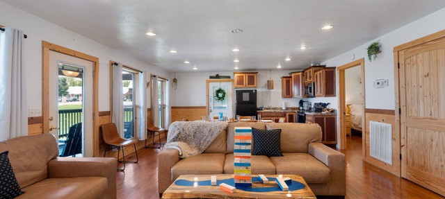 Trails End Cabin with a hot tub, fire pit, & indoor pool!