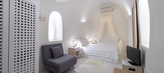 Tranditional Cave House In The Heart of Fira-Santorini