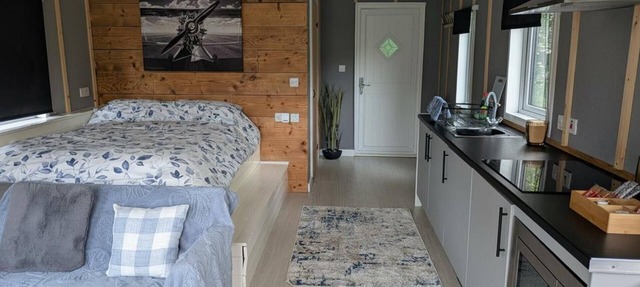Tranquil Cabin Retreat- Sleeps 2, Parking