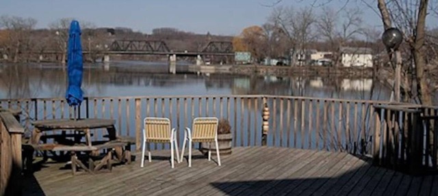 Tranquil direct waterfront 3-bedroom flat in quiet Troy neighborhood with WiFi