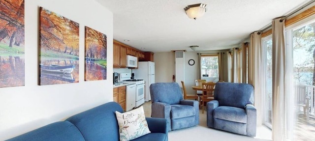 Tranquil lakefront cottage with private beach, boat slip & fishing kayak access