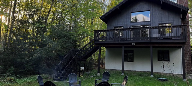 Tranquil Mountain Chalet- fireplace, deck, sauna, hiking trails, close to skiing