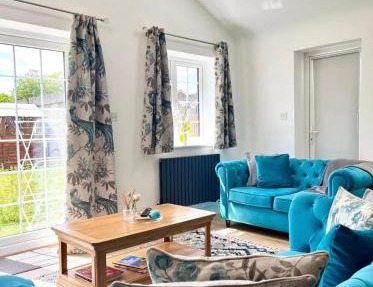 Tranquil Turquoise - 3 Bed House With Parking