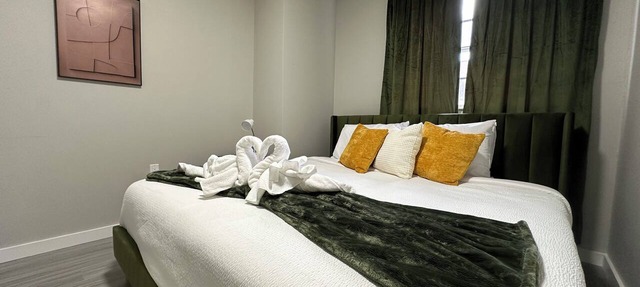Trendy Parkside 2-bedroom with Private Entrance