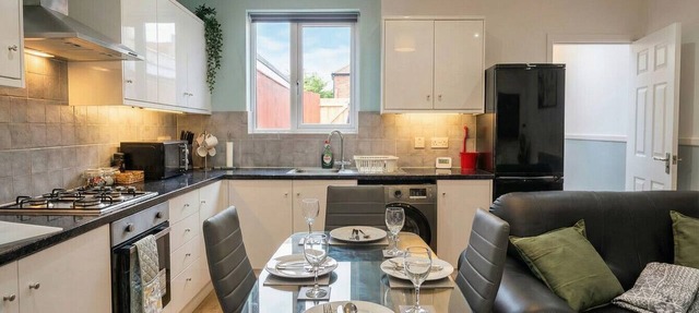 Two-bedroom base with wifi, Ethernet and easy access