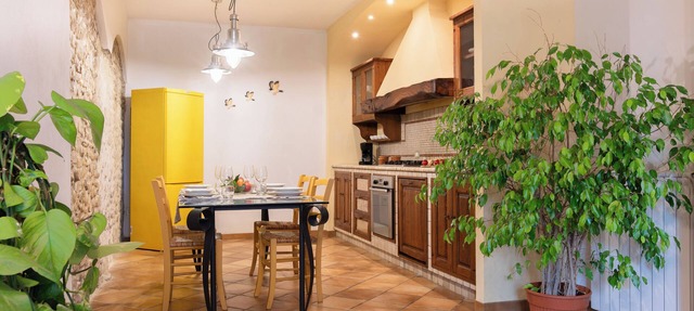 Two-bedroom, two-bathroom apartment with pool and AC