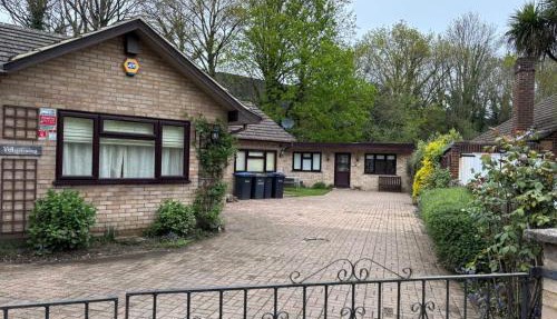 Two Bungalows Choose one - 4BR and 2BR Lovely Home Fully Furnished at Egham LP
