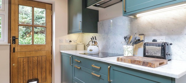 TWO COPTHORNE COTTAGES, pet friendly, with open fire in Croxley Green