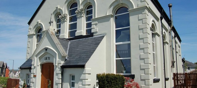 Ty Capel, converted chapel with hot tub in Tywyn