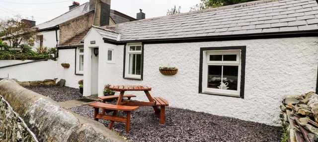TY COED, pet friendly, character holiday cottage in Llanberis