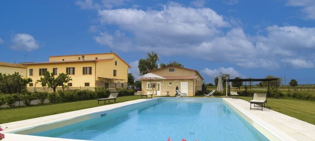 Typical Tuscan house with private and fenced swimming pool. View on the village of Castiglion Fioren