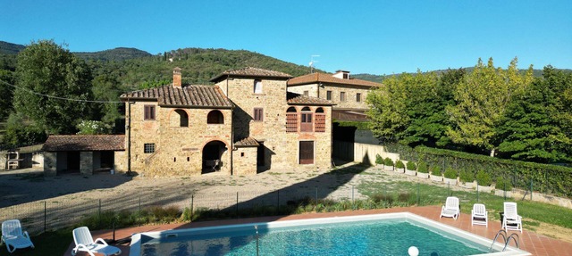 Typical villa located in the rolling hills of Valdichiana, 3 km from the town of Castiglion Fiorenti