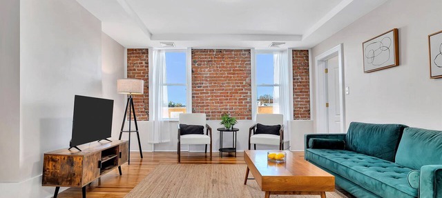 Uncle Sam's Hideaway |Nearby Colleges & Hospital|Personal Workspace|Pet Friendly
