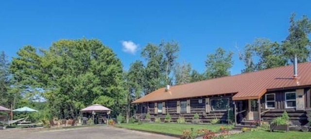 Unique and charming, exquisitely themed Log Cabin