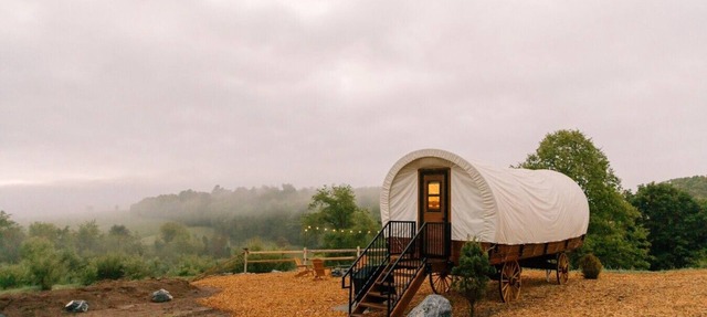 Unique Covered Wagon Tiny Home | Beautiful Sunrises - Fire Pit - Grill - Stargazing - Glamping