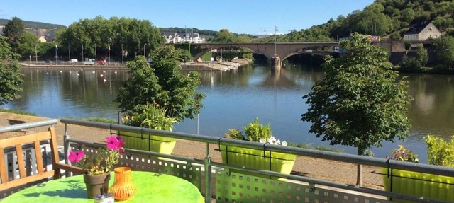 Unique location directly on the Moselle and cycle path.