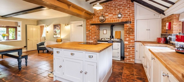 Unique, Luxurious Thatched Cottage with private hot tub - in the heart of The Norfolk Broads