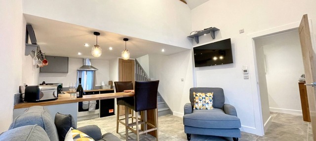 Unique, remote and peaceful barn with hot tub. Walks from the door.