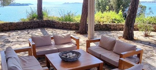 Unique view, private beach path, 5km from Corfu City, beautiful Corfiot villa.