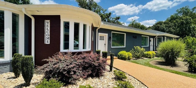 Unit 3 - Luxury King Suite with Private Balcony