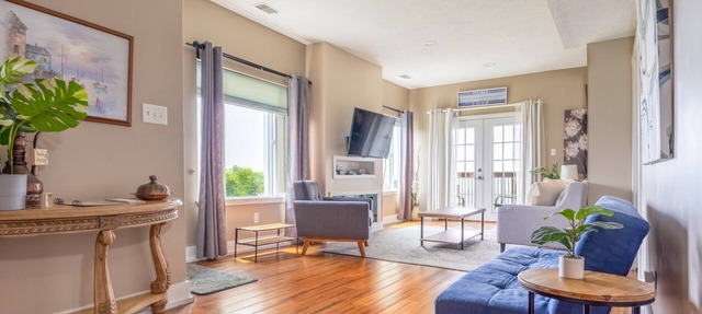 Unmatched City View! King Bed, 2BR Apt. Free Parking!