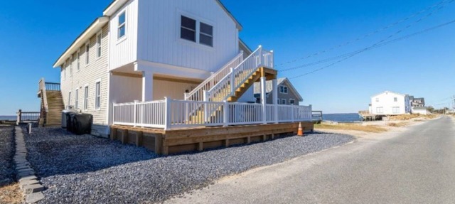 Unobstructed Bay Views, Sleeps 9, Steps to Beach – Top-Floor Sunset Deck