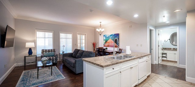 Updated 2Br 2Ba in the heart of Lake Las Vegas Village!