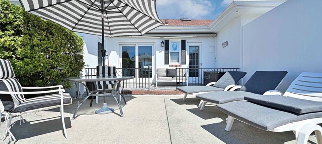 Updated A-Zone Beach Block+, 2 Bedroom, 2 Bath, Sleeping 6,