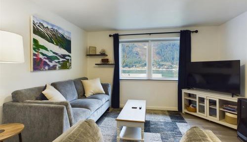 Updated Douglas Apartment, Near Downtown and Skiing