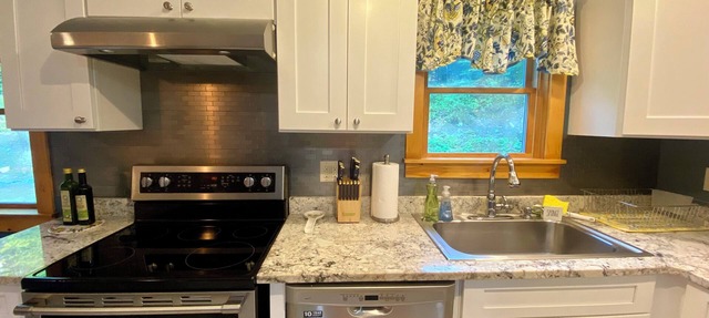 Updated, Modern, Rustic, but Chic 3-Bedroom house in Townshend with WiFi/Heat/AC