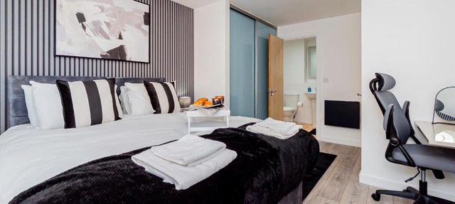 Upgraded 4 Beds Level Access Lifts 2 bath Parking