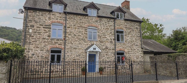 UPPER DOLARDDYN, pet friendly, with open fire in Castle Caereinion