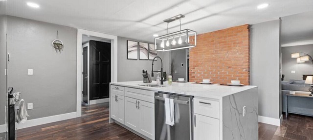 Upscale 2 Story Apartment w/8 beds| Free Parking