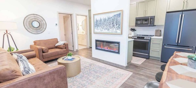 Upscale Downtown Suite Mt. Views Walkable!