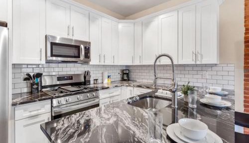 Upscale Shadyside Double King Suite, Private entrance with front porch