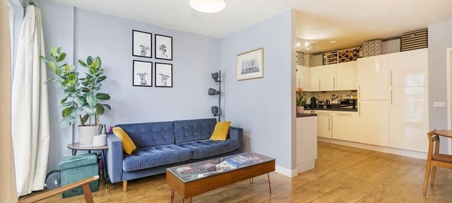 Urban Chic: Modern Flat East London next to canal