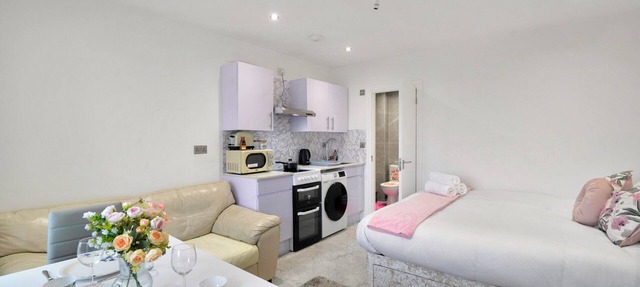 Uxbridge Studio – Private Driveway Parking