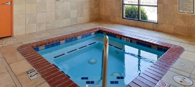 Vacation At its Finest! 4 Relaxing Units, Indoor Pool, Pets Are Welcome!