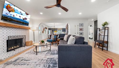 ValleyVibe: Modern Comfort in North Valley - an Irvie Home