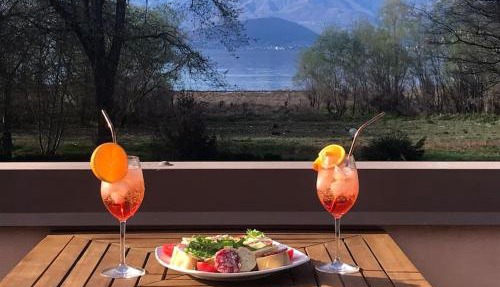 Vic&Sunny's lake view apartment