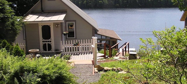 Victorian Lakefront Cottage With Spectacular Sunrise View Of Water