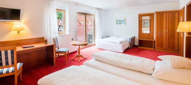 Vierbettzimmer mit Dusche