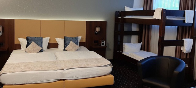 Vierbettzimmer mit Dusche und WC