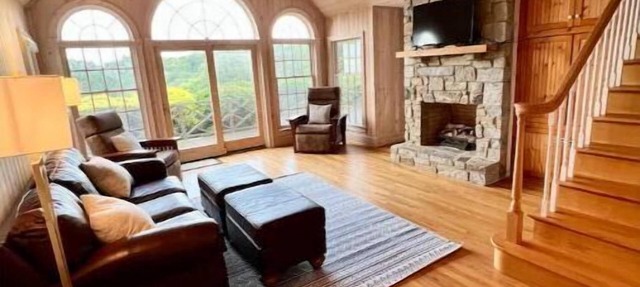 Views! Mountain Cabin w/stone fireplace, indoor pool, pickle ball, golf, gym