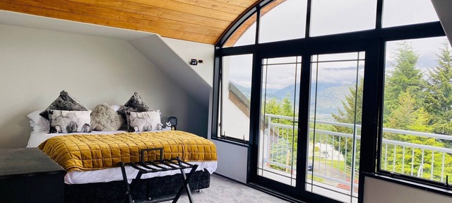 Views Views Views! 4Bed Stylish Oasis 5 mins to CBD