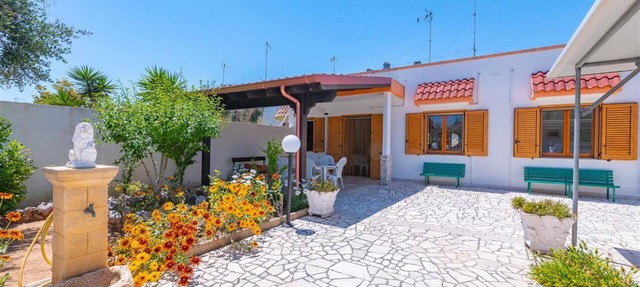 Villa 350 meters from the beach with 3 bedrooms, outdoor spaces and parking.