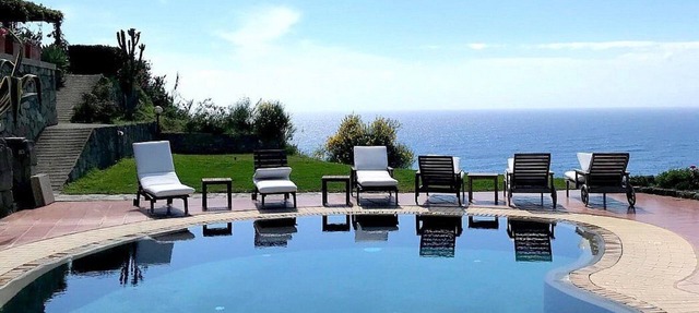 Villa Alisea: A splendid two-story villa located on a hillside, facing the sea, with Free WI-FI.