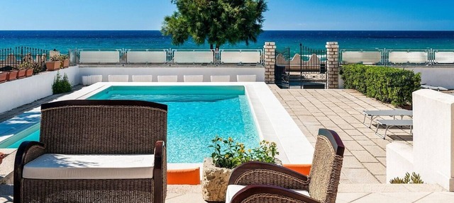 Villa Aurora - Seafront villa with pool