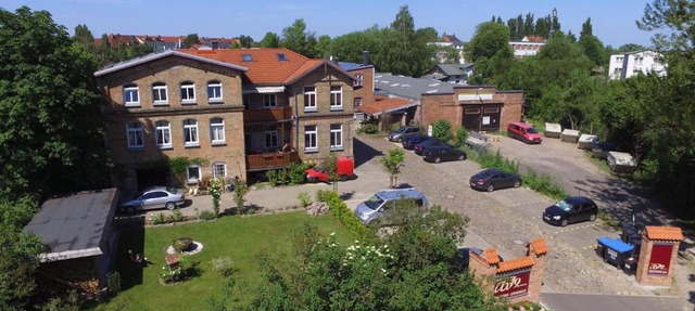 Villa Backstein mit kostenfreien Parkplätzen und 8 E - Ladestationen